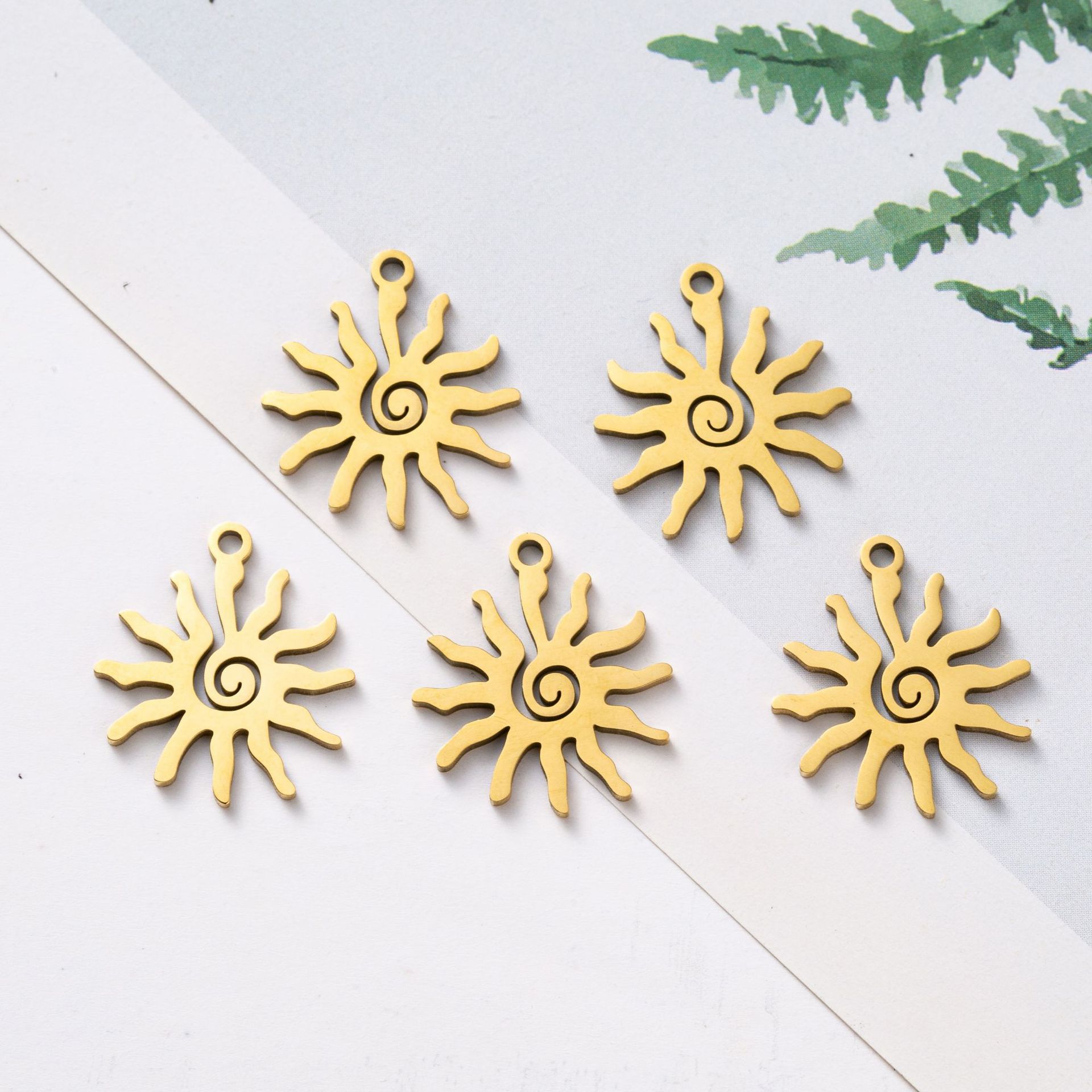 17*18Mm Color Preservation Titanium Steel Plated Real Gold Sunflower Pendant Diy Handmade Earrings Pendant Necklace Accessories Application Scenario