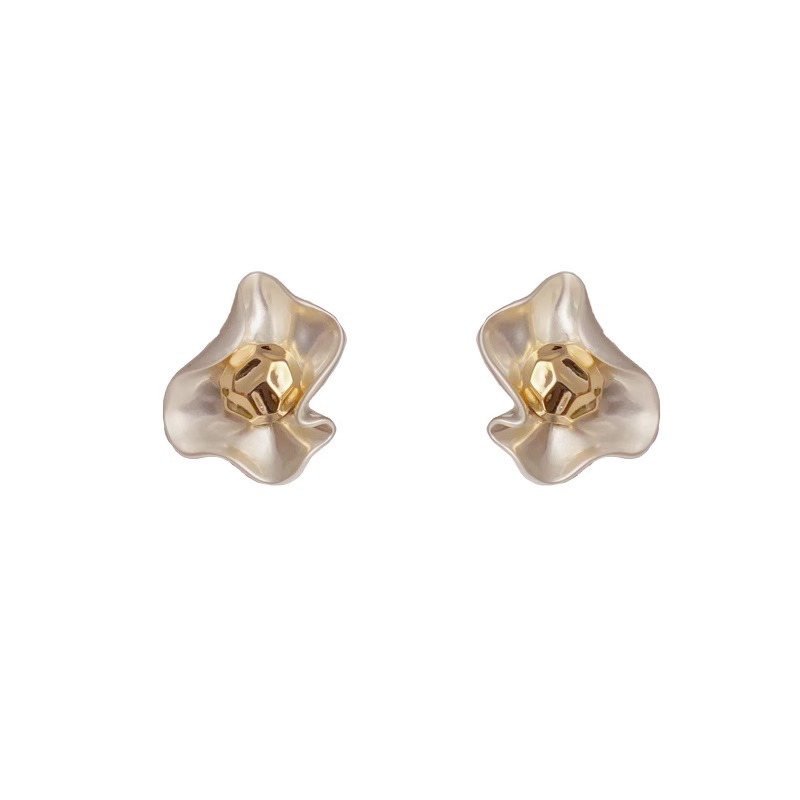 Runge's "retro Hong Kong style" light luxury high-end temperament, simple metal petal ear studs, niche design sense Item Picture