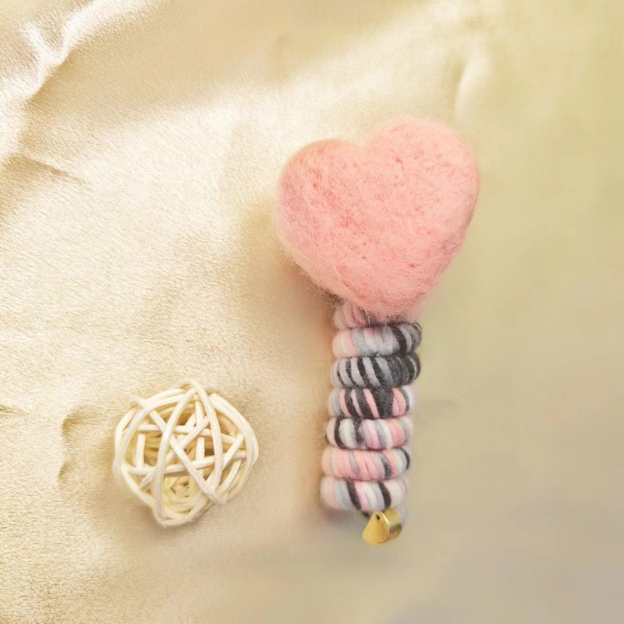 The new autumn and winter felt cartoon cute straight telephone line hair tie bubble braid is a durable and won't damage your hair Application Scenario