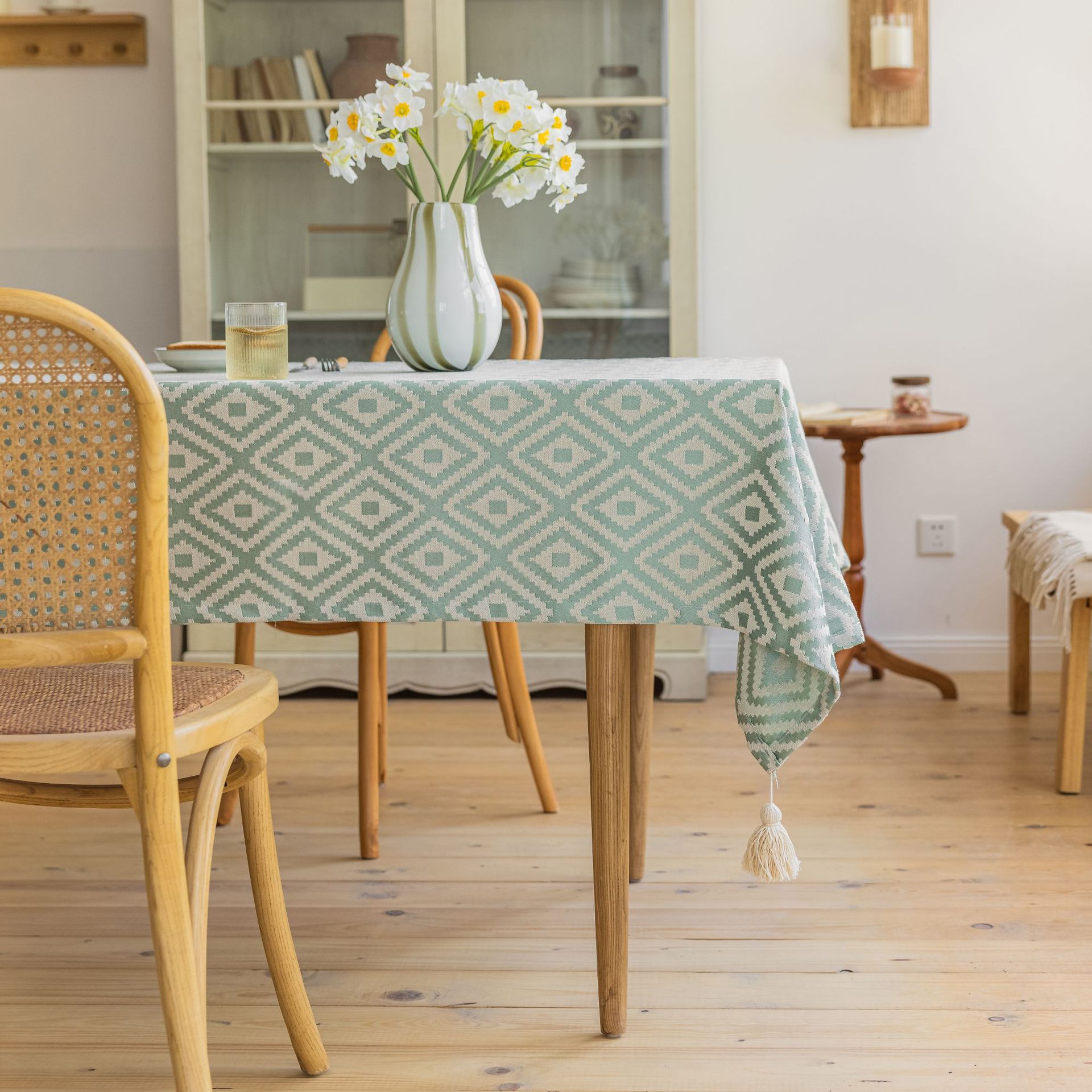 Modern, simple, fashionable, creative, elegant and high-end jacquard diamond-shaped tablecloth, green tassel tablecloth, American country household dining table and coffee table, direct supply from the manufacturer Specification image