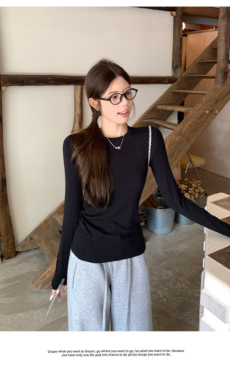 A new long-sleeved T-shirt with a Korean-style oat round neck for the autumn of 2026. Pair it with a base layer to create a slimming and laid-back look for women pic 15
