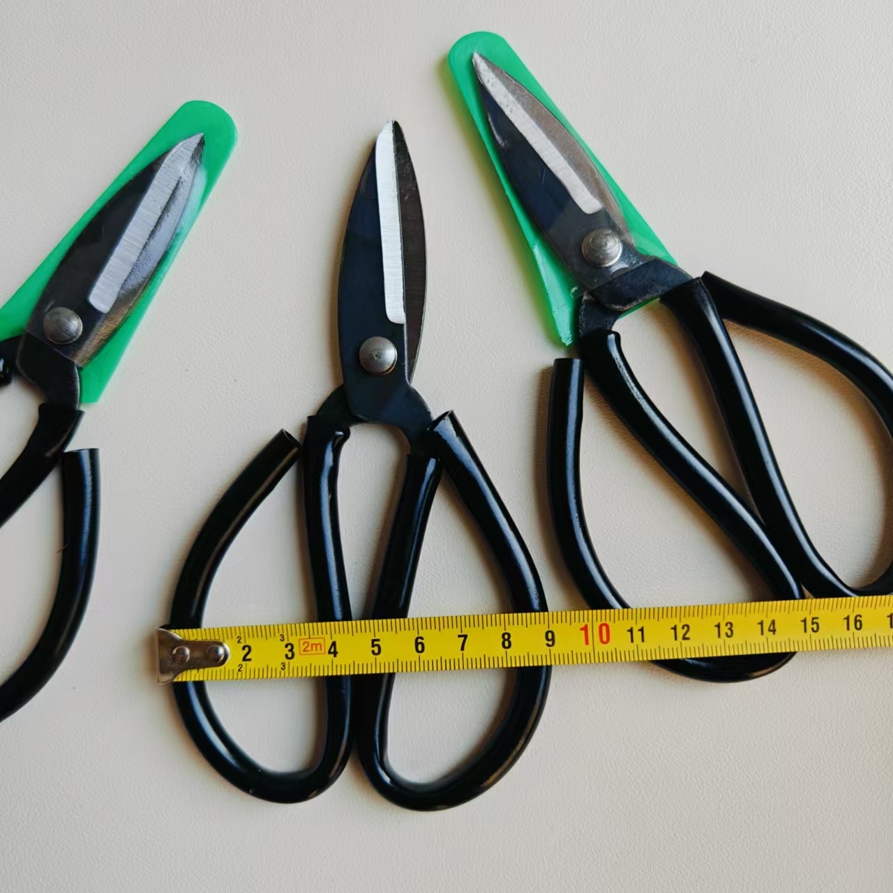 【 Zone 2-8 】 No. 3 Big Head Scissors 100 yuan per box 400 yuan per piece. No. 3 Big Head scissors, domestic fish head scissors, black leather No. 3 Big Head scissors, household black scissors, 2 yuan wholesale supply Specification image