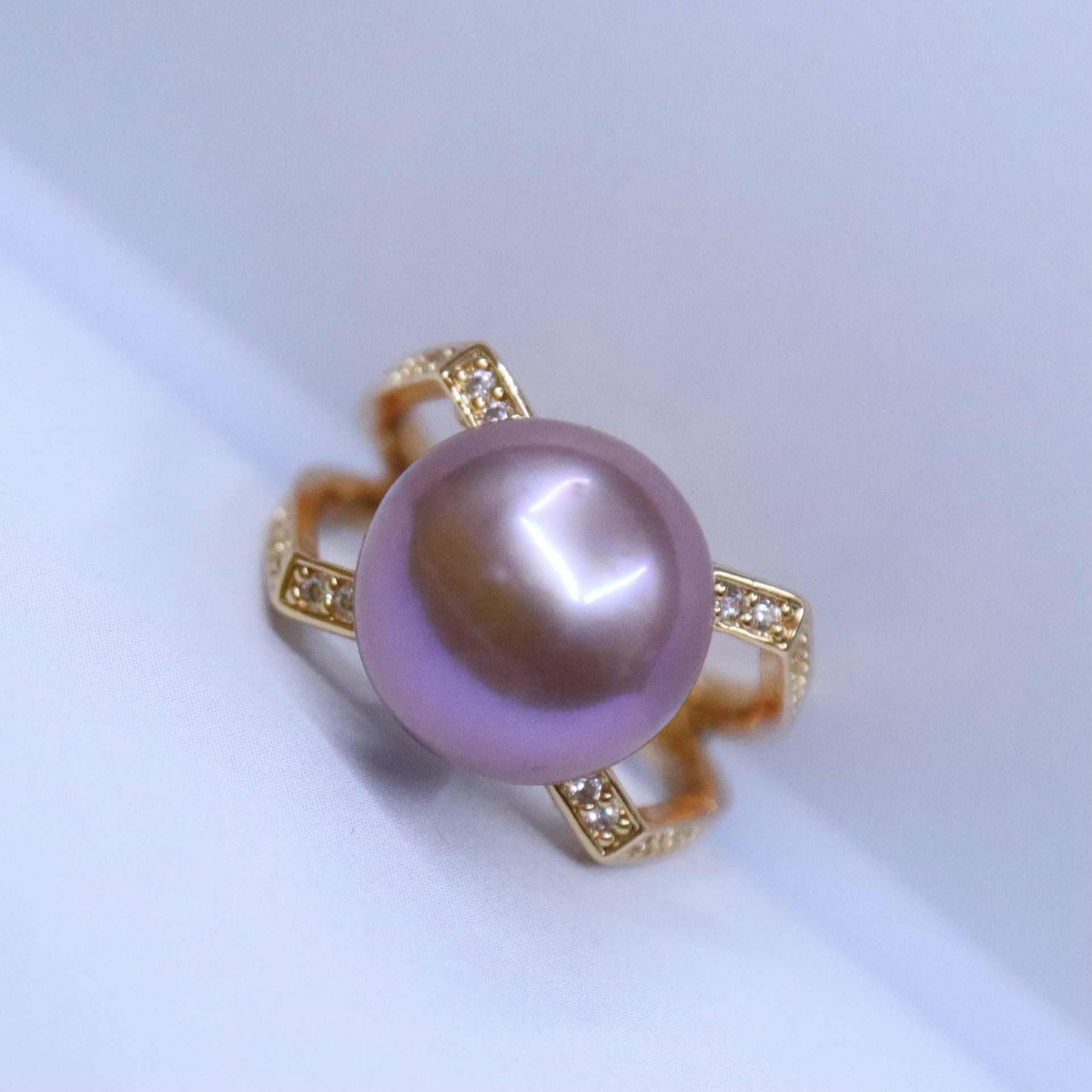 The classic four-prong pearl ring of Fugui Zi Dazhu is a retro jewelry with a European and American style, exuding a unique and elegant charm