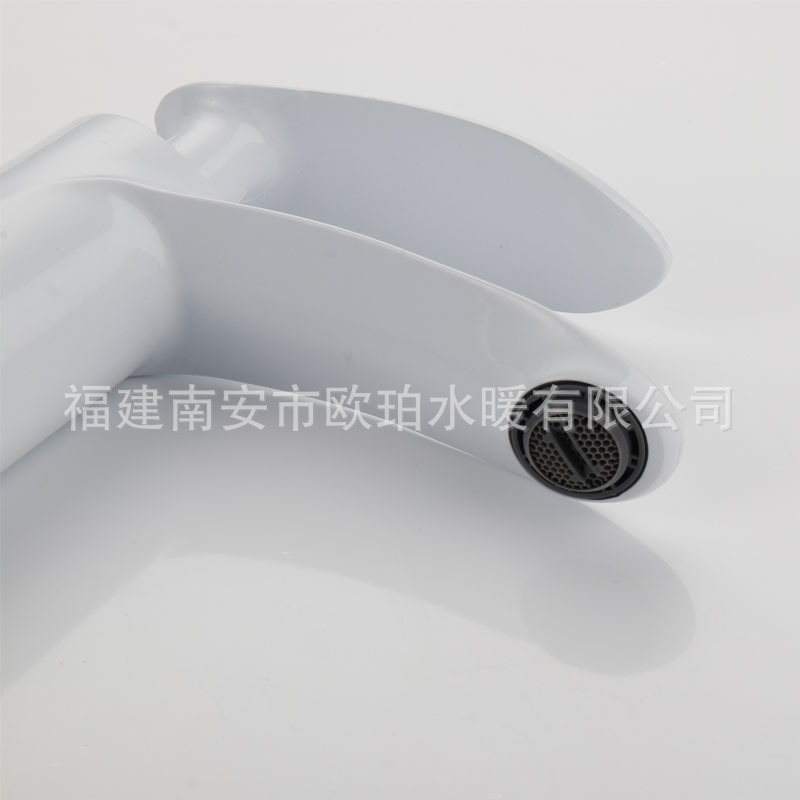 Wholesale high-standard electroplated washbasin faucets, cold and hot water faucets, white faucets, and new washbasin faucets from plumbing manufacturers Application Scenario
