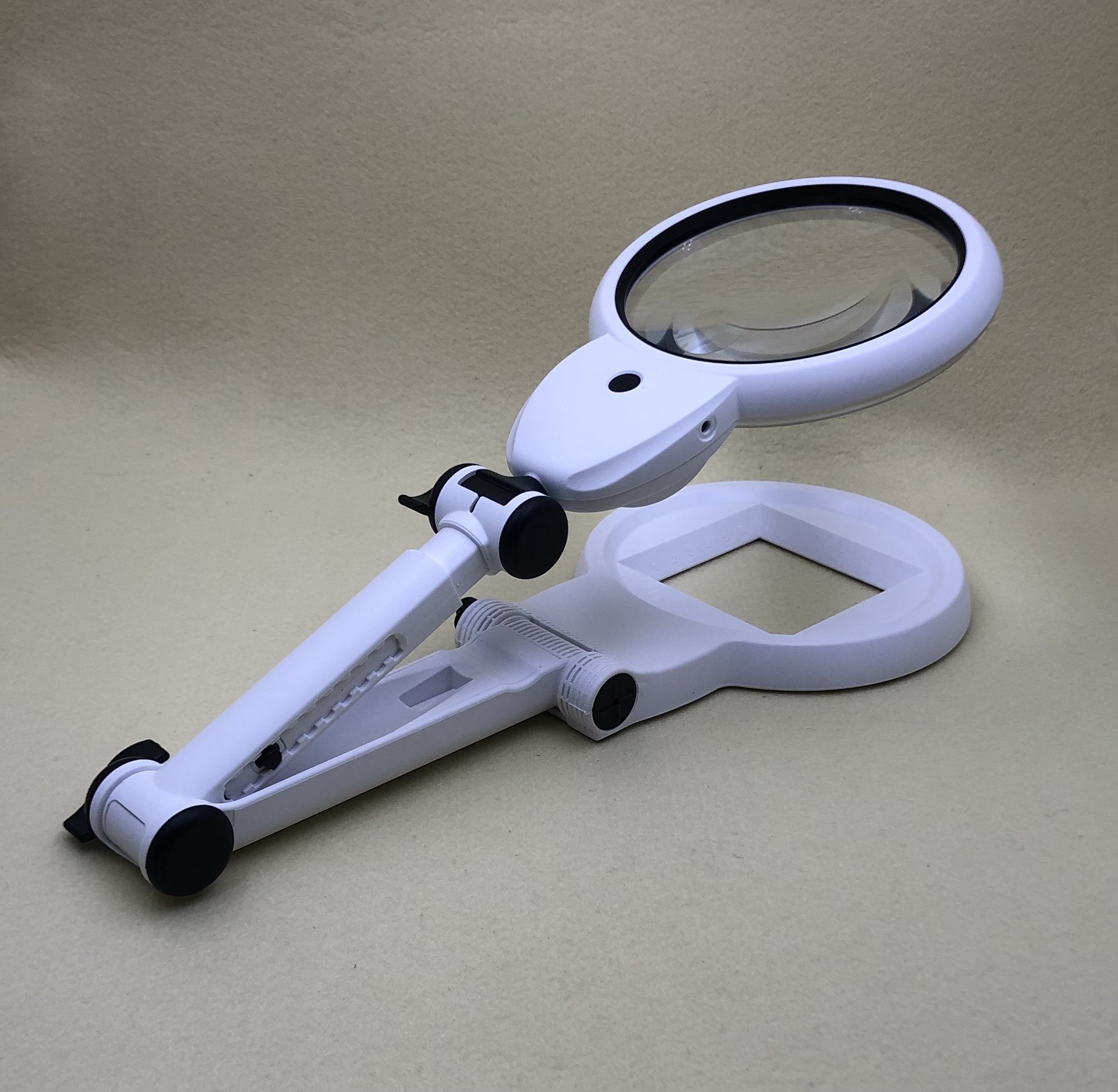 New 3B-1F folding handheld desktop with 18 LED lights, magnifying glass strap, mother mirror gift, magnifying glass for the elderly Application Scenario