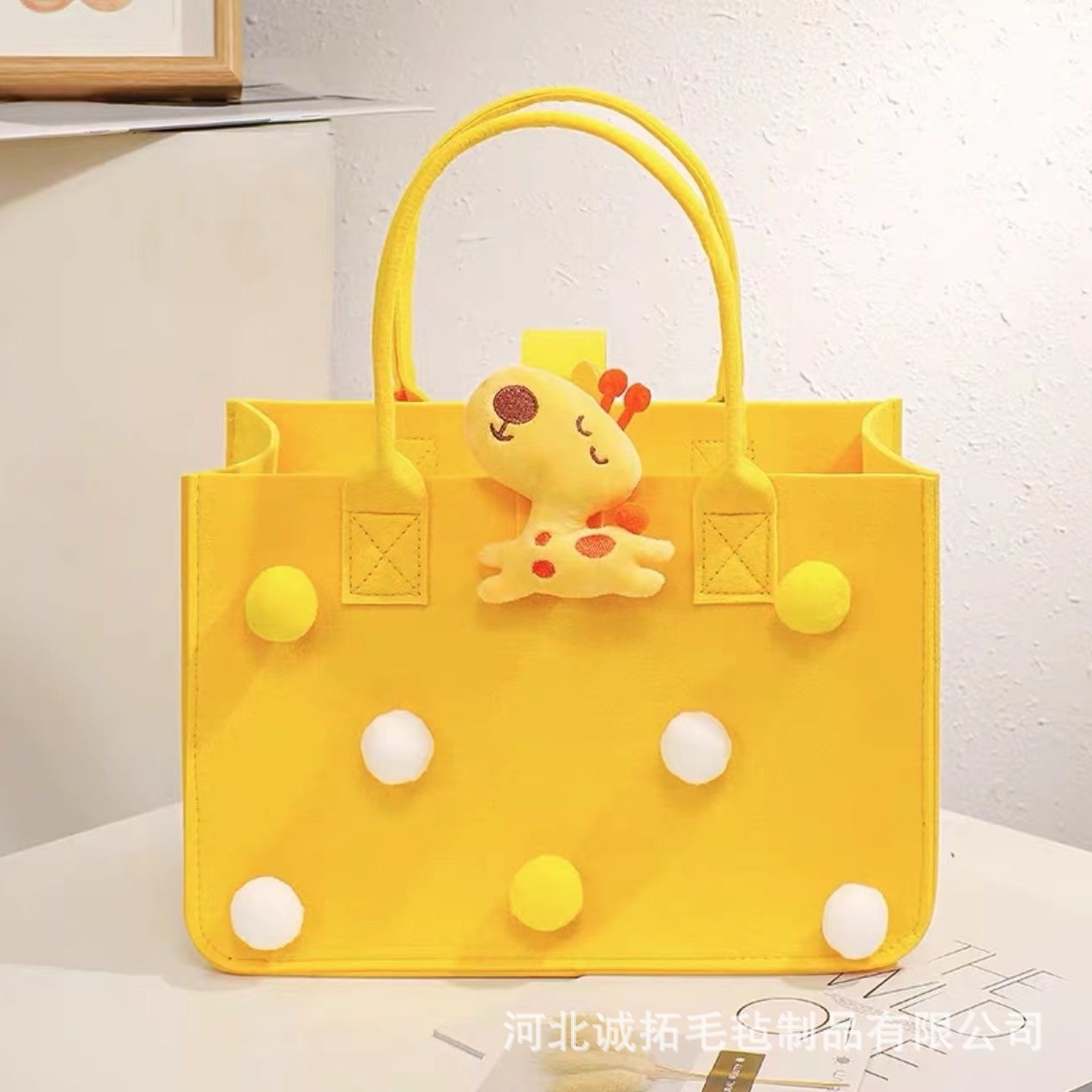 New cute cartoon felt handbag, mommy bag, baby 100-day party return gift, shopping bag, girls' small handbag Application Scenario