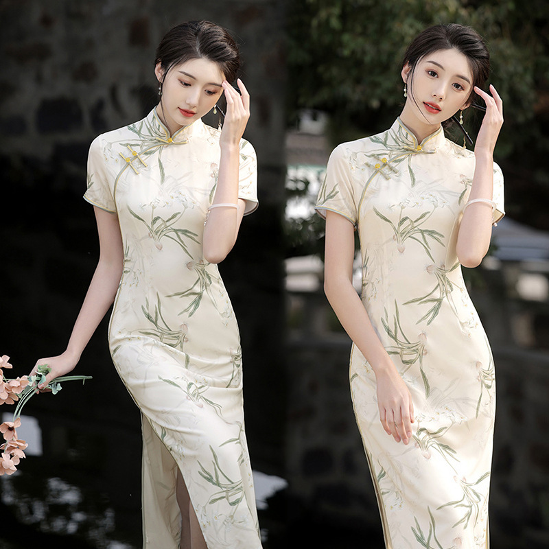 A new short-sleeved mid-length dress with a new Chinese style, a slimming and form-fitting look, and an improved printed cheongsam Application Scenario