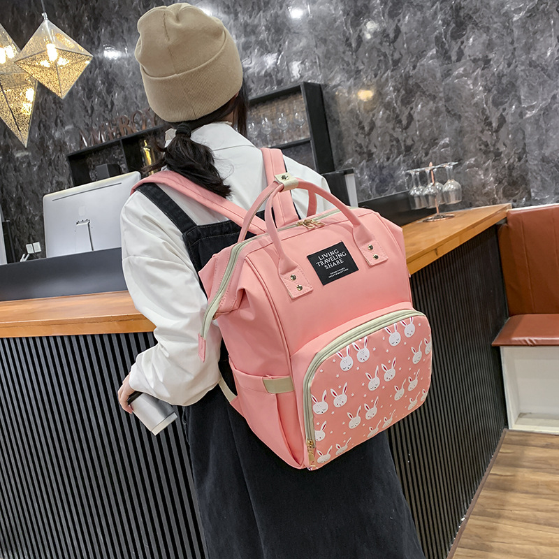 كانت الأم تقوم بتعبئة أكياس من بطاقات كارتونية ذات طاقة كارتونية كبيرة Specification image