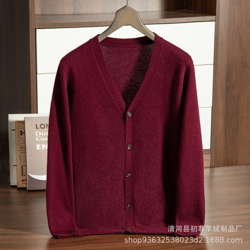 V-neck cashmere cardigan for men, simple and versatile, dad's outfit, warm base layer, light luxury cashmere knitted sweater Application Scenario