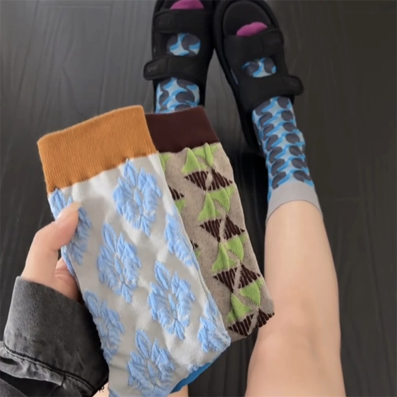 One-piece consignment of Japanese retro color-blocking relief patterned mid-calf socks for women, spring and summer plant and flower piles of socks, and Instagram trendy women's socks Application Scenario
