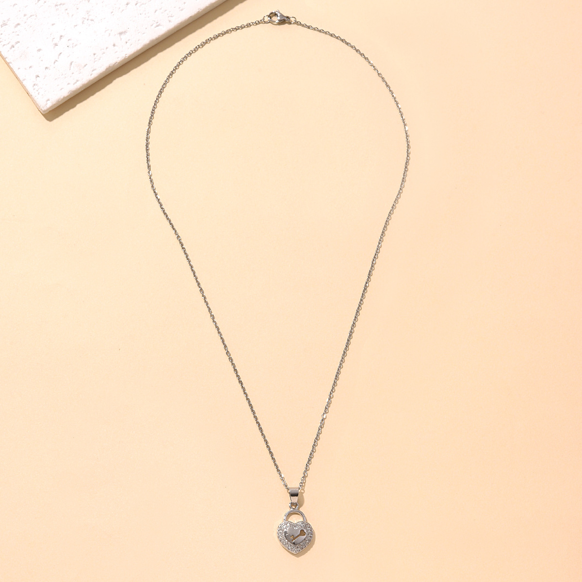The heart-shaped keyhole pendant necklace features a simple and fashionable DIY design with micro-inlays and a light luxury zircon accessory pendant details Picture