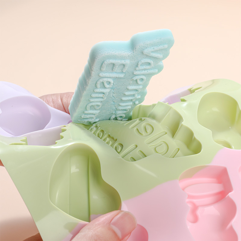 The new Heart series multi-link food-grade chocolate mousse silicone mold is an easy-to-demold baking cake mold Specification image