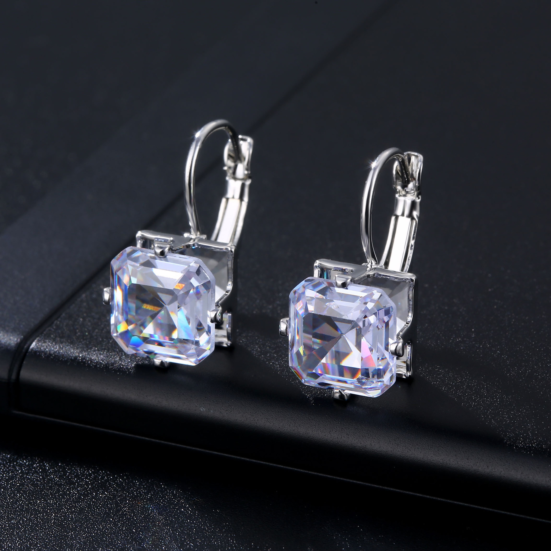 Kashi cross-border best-selling stud earrings, zircon earrings, earrings, crystal earrings, versatile and niche jewelry from European and American factories Application Scenario
