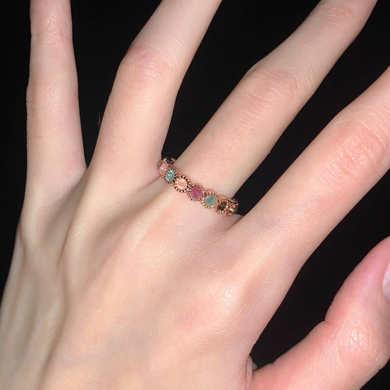 The tourmaline rainbow ring is a niche design for women with an adjustable opening and finger ring. It is a sweet and cool spice girl style accessory with a high-end feel