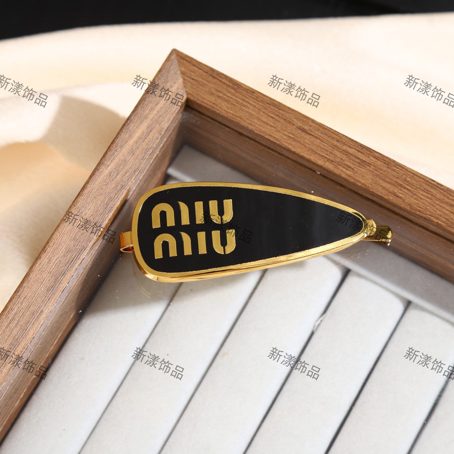 Ms. Miao Miao alloy hair clips, miumiu letter straight clips, personalized bangs clips, side hair clips, hair accessories details Picture