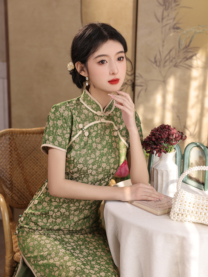 The new spring and summer version of the improved cheongsam is a daily green, slimming mid-length style with a new Chinese style and retro charm for women pic 7