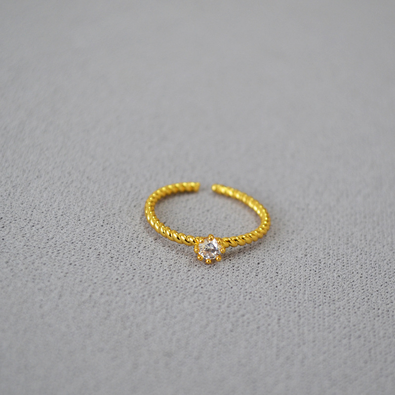 A small and simple Japanese and Korean brass gold-plated twist eight-prong ring with zircon flash diamonds and adjustable opening for the index finger ring Specification image