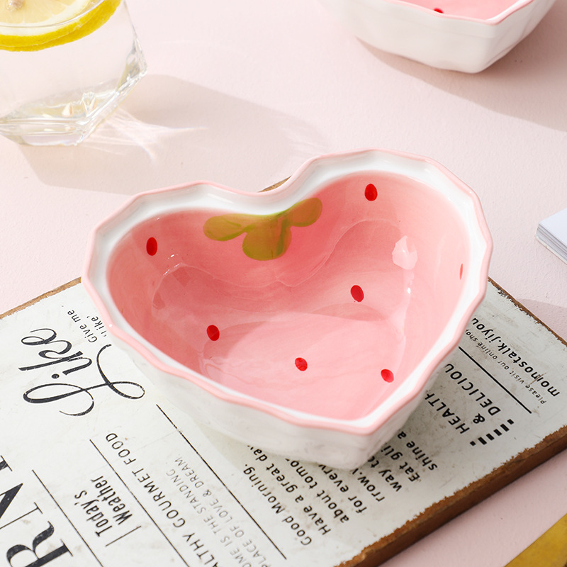Popular ceramic strawberry bowl, heart-shaped bowl, cute rice bowl, girlish salad bowl, household tableware Application Scenario