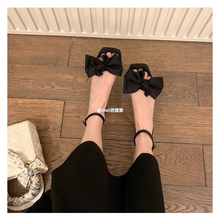 女式凉鞋实物图
