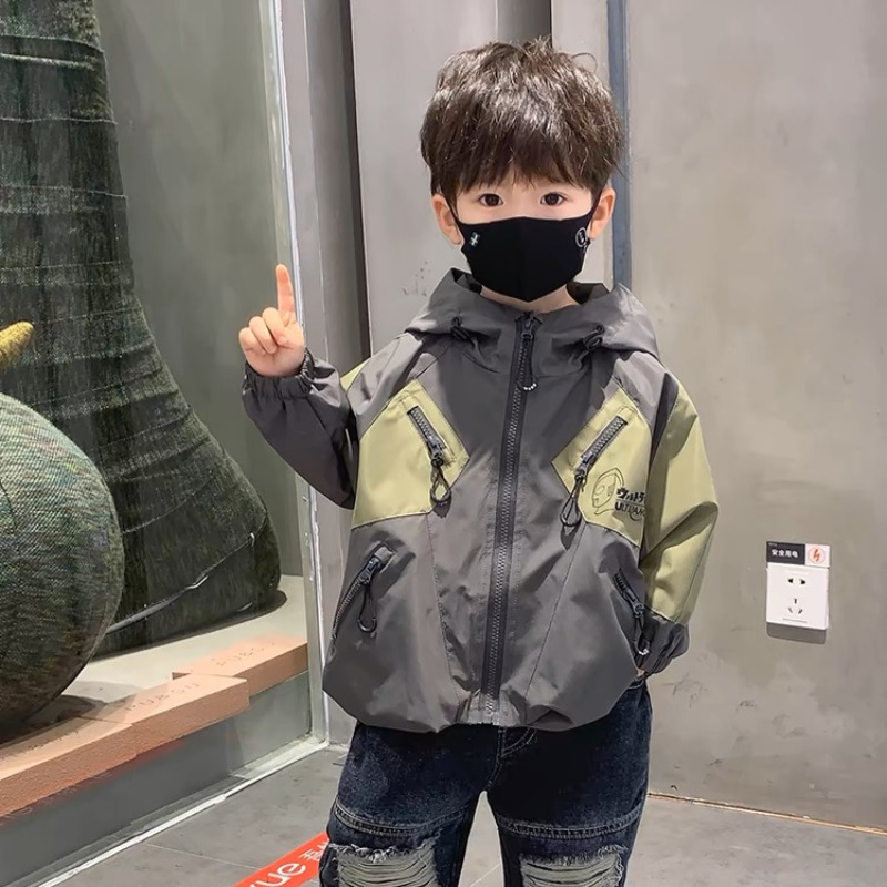 男童冲锋衣春秋款2025新款秋装儿童秋季外套工装薄款男孩连帽风衣