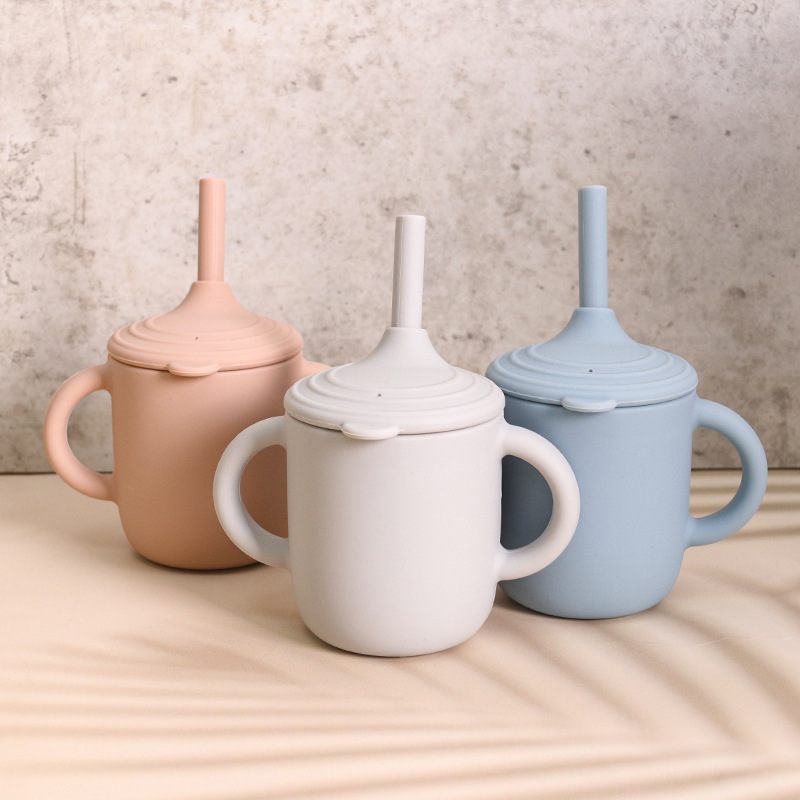Amazon's new silicone children's baby learn to drink cup duckbill silicone straw cup baby water cup Application Scenario