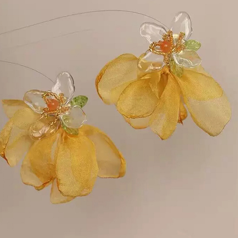 Yellow flower-shaped, exaggerated and unique earrings, super fairy-like handcrafted stud earrings, a new 2024 vacation and travel accessory Application Scenario