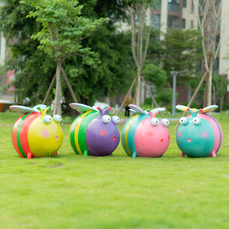 Cartoon Bee Fiberglass Sculpture Outdoor Garden Landscape Vignette Mall Kindergarten Garden Lawn Decoration Application Scenario