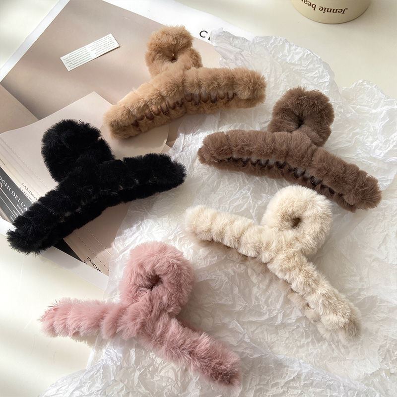Plush Grab Clip Advanced Sense Large Winter Hair Clip Girls Back Head Sand Shark Clip Hair Volume Hair Clip Headdress Application Scenario