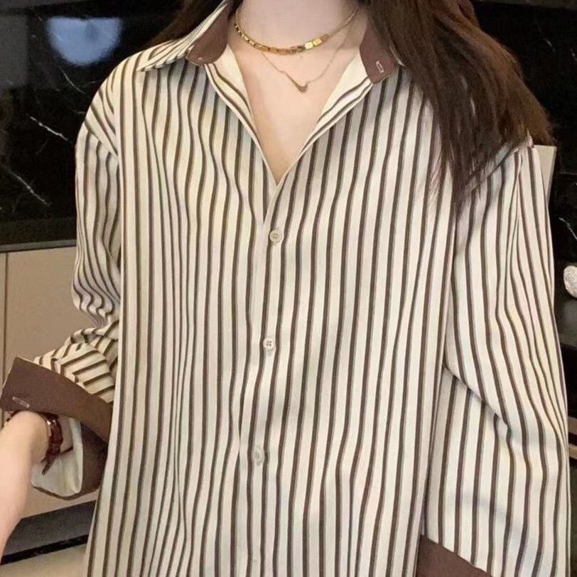 The new vertical striped shirt for women in the early spring of 2023 features a long-sleeved design with a unique and retro Hong Kong-style layering details Picture