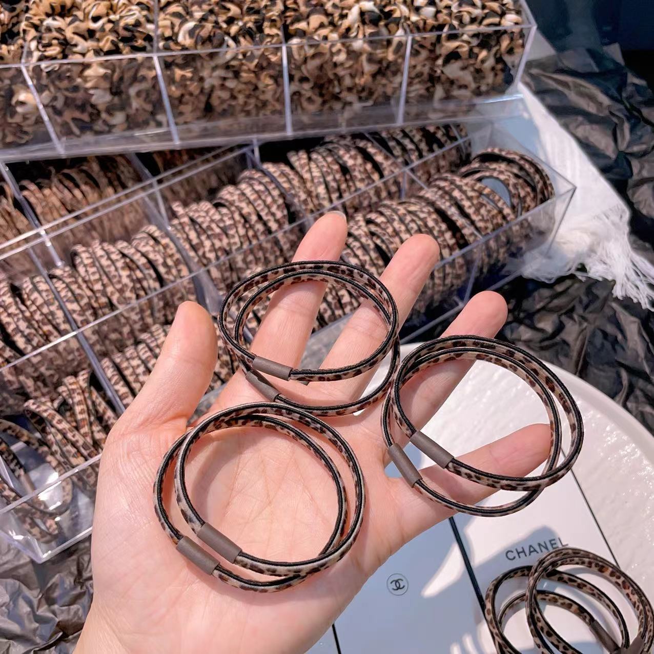 The Korean version of Dongdaemun's live-streaming collection features a fashionable, simple and versatile leopard print hair band, high ponytail and elegant leather band hair accessory Specification image