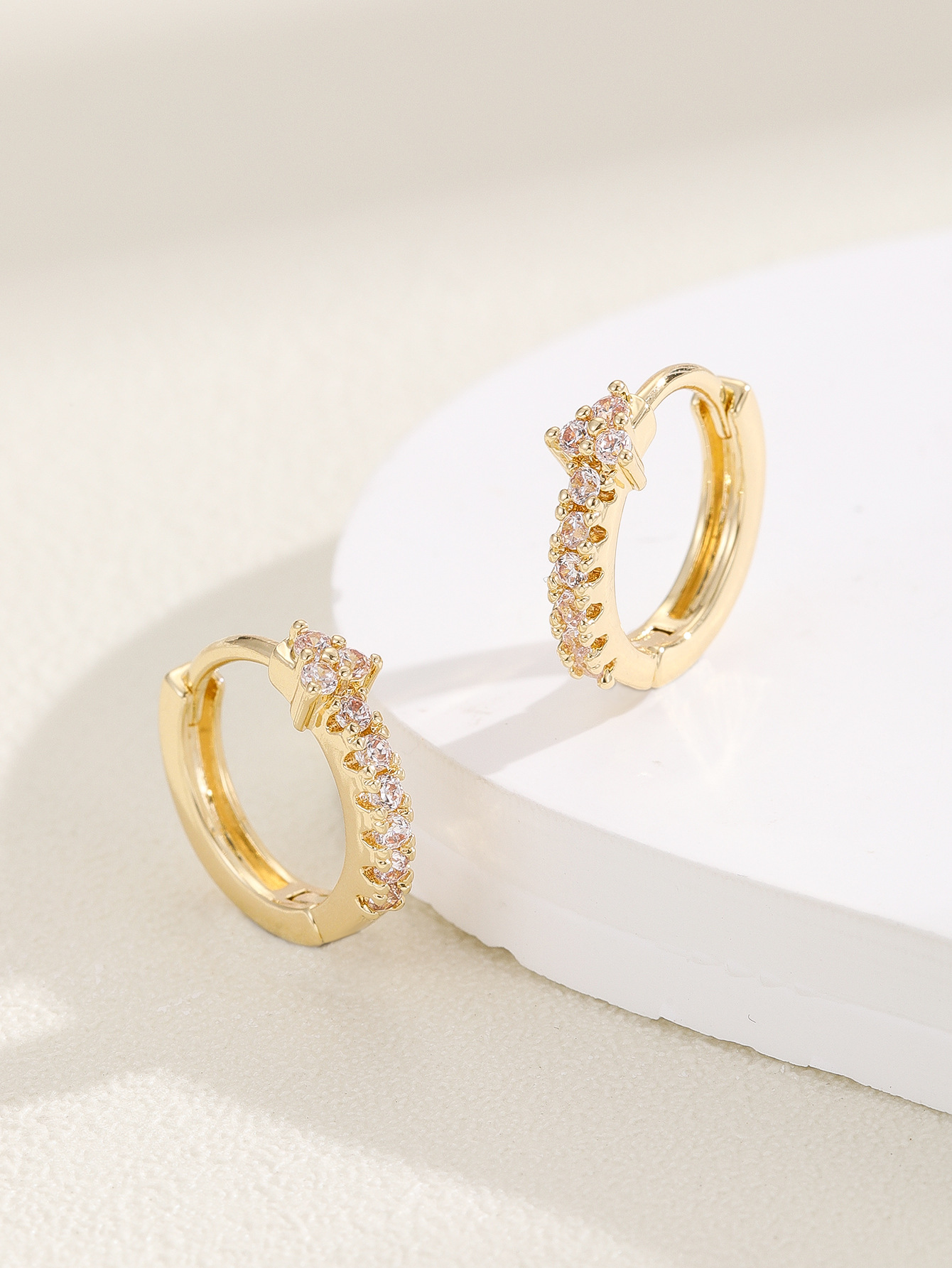 Zircon earrings, simple and elegant, light luxury earrings, high-end feel, niche design sense, high-end earrings, versatile jewelry accessories Application Scenario