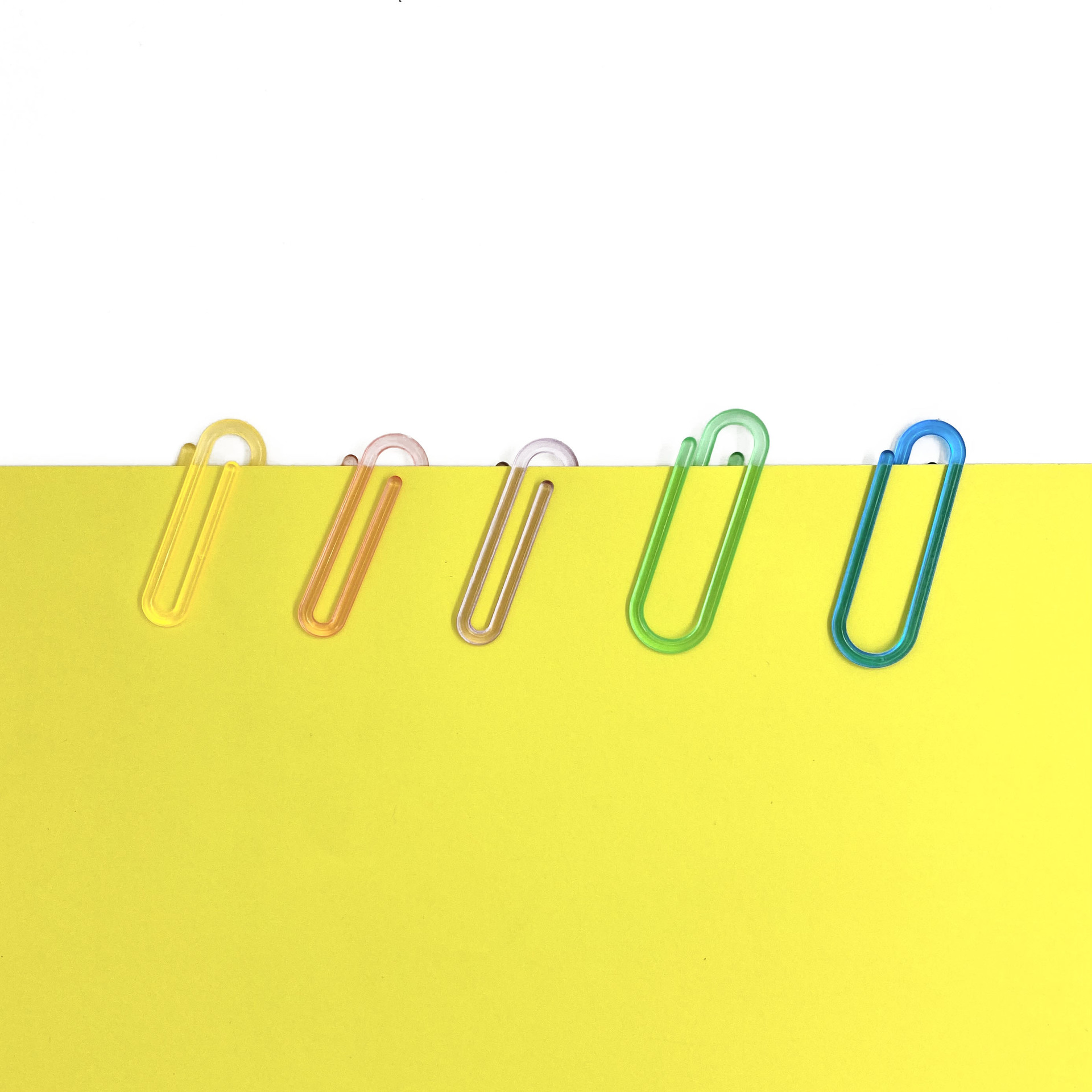 Transparent colored paper clips, creative serpentine paper clips, plastic paper clips, ticket holders, test paper holders, office and study supplies