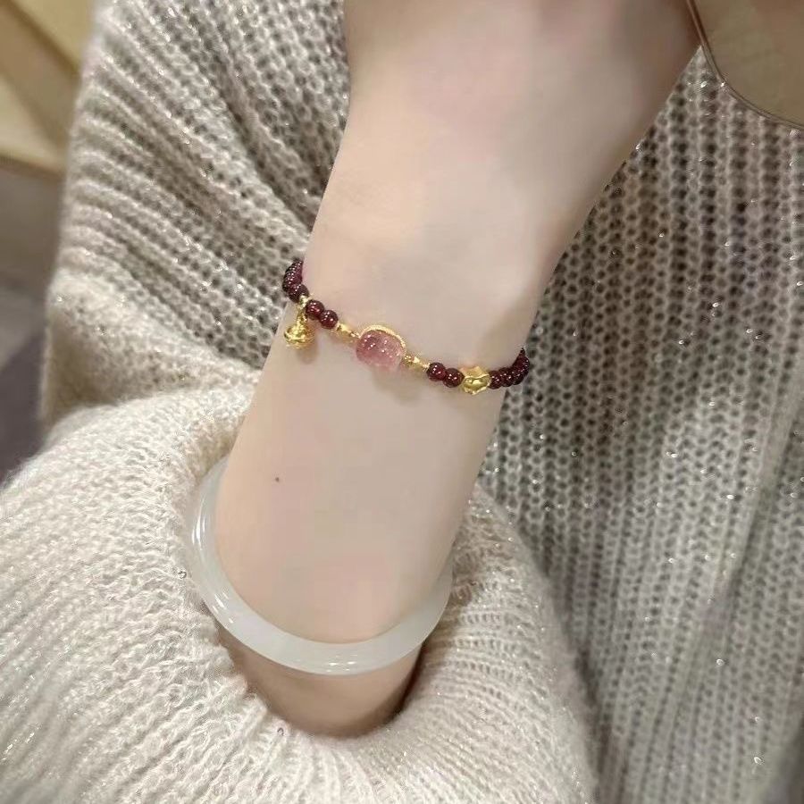 The new Chinese-style PI Xiu bracelet is fashionable, elegant, niche, simple and of high appearance level. It is an ins imitation strawberry crystal best friend bracelet and accessory details Picture