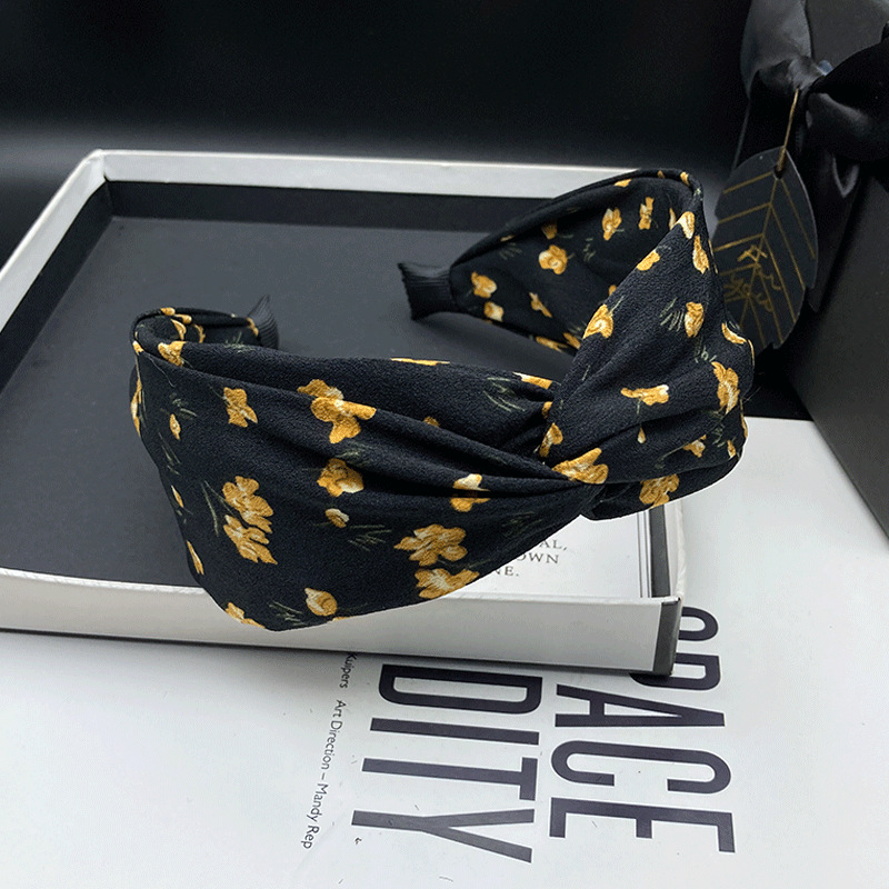 Black hairpin headband, a new fashion for women in 2024, high top, versatile for shopping, wide-edge pressure headband Application Scenario