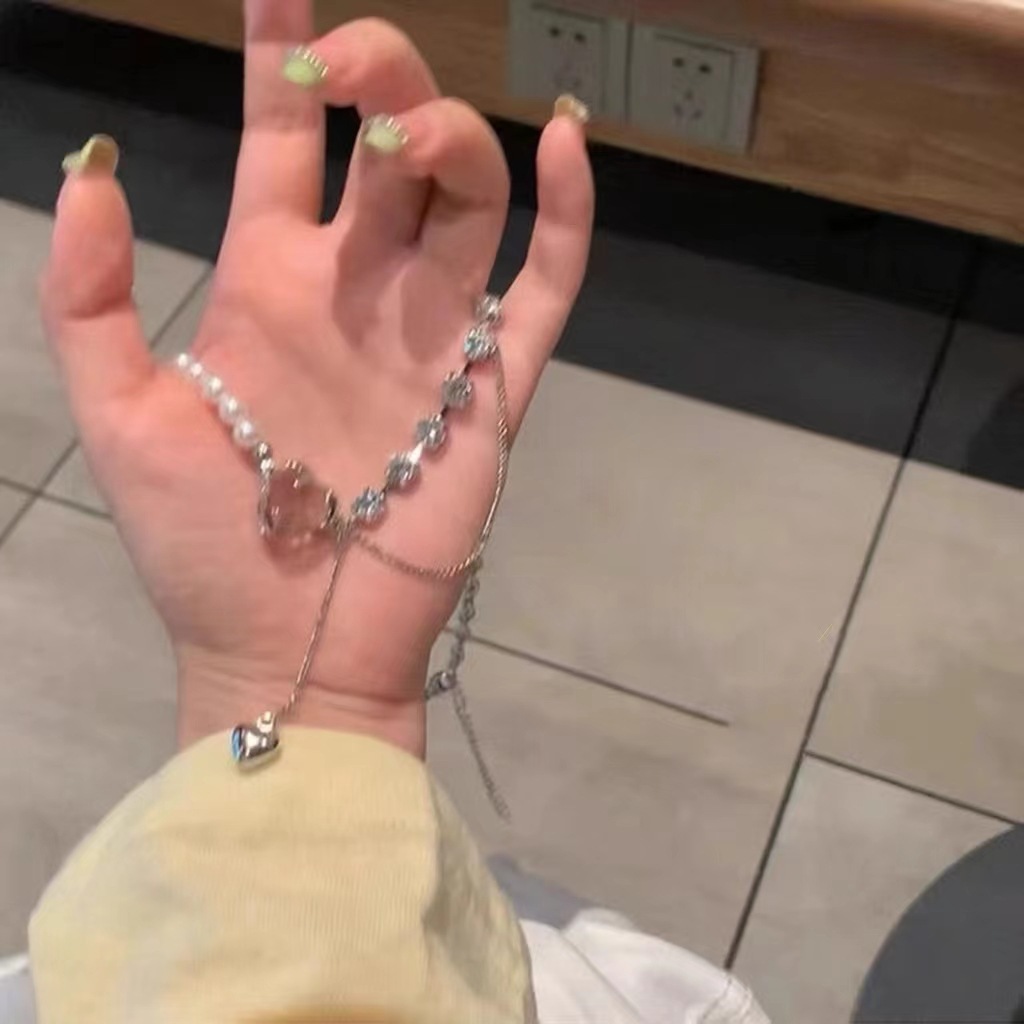 Pink heart-shaped pearl tassel patchwork necklace, a light luxury and niche design for women, a sweet and cool collarbone chain, a popular online necklace details Picture