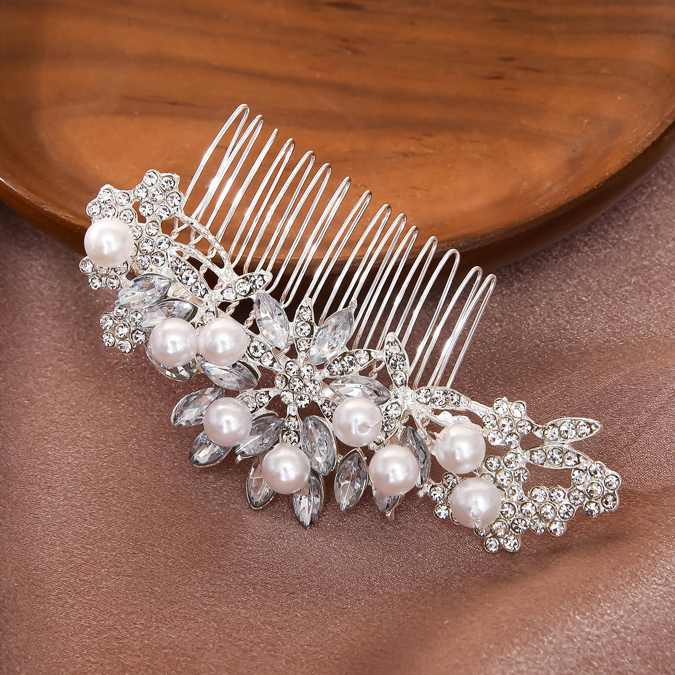 Chinese-style elegant bride's hair accessory, wedding accessories, alloy pure handcrafted pearl bride's hair accessory, hair comb and plug Application Scenario