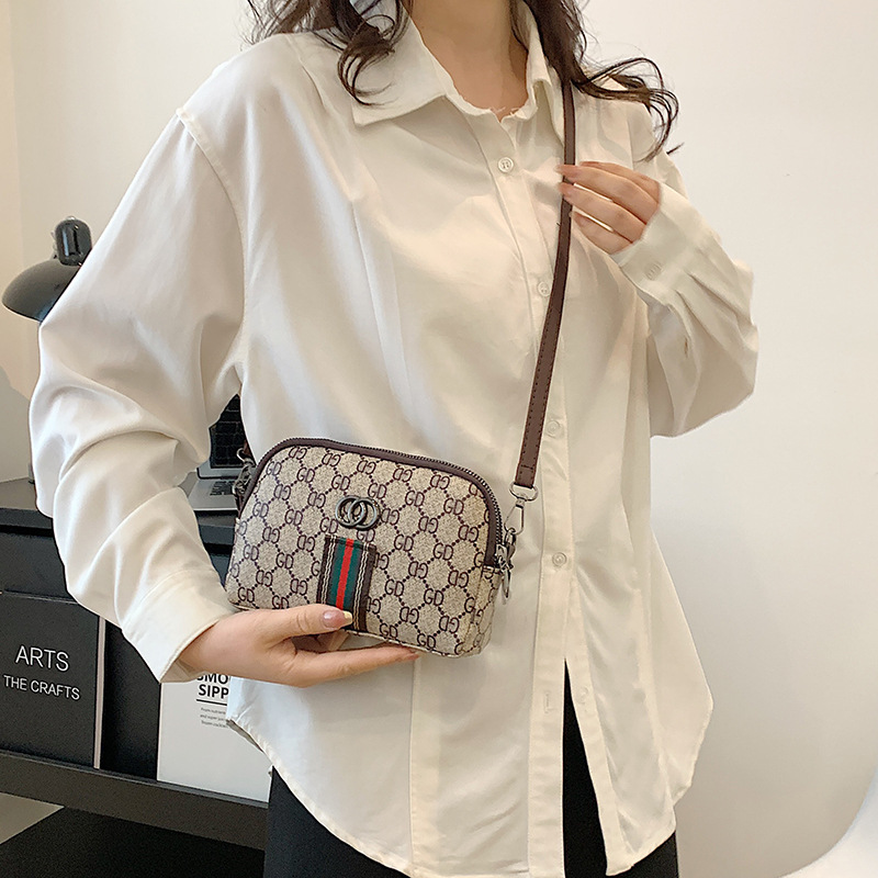 2023 New Casual Women's Bag Soft Leather Single Shoulder Crossbody Wrist Small Bag Europe And America Fashion Middle-Aged Women Mobile Phone Bag Application Scenario