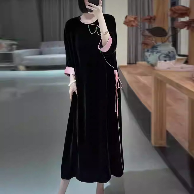 Chinese retro Chinese-style velvet dress for women's early autumn, with a contrasting color and patchwork slanted lapel cheongsam dress details Picture