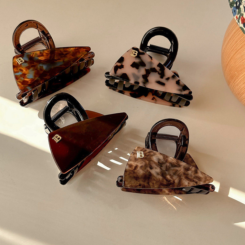 Acetate leopard print triangular claw clip for women with a high-end look 2025 new style hair clip Shark clip high-end look hair clip headwear details Picture