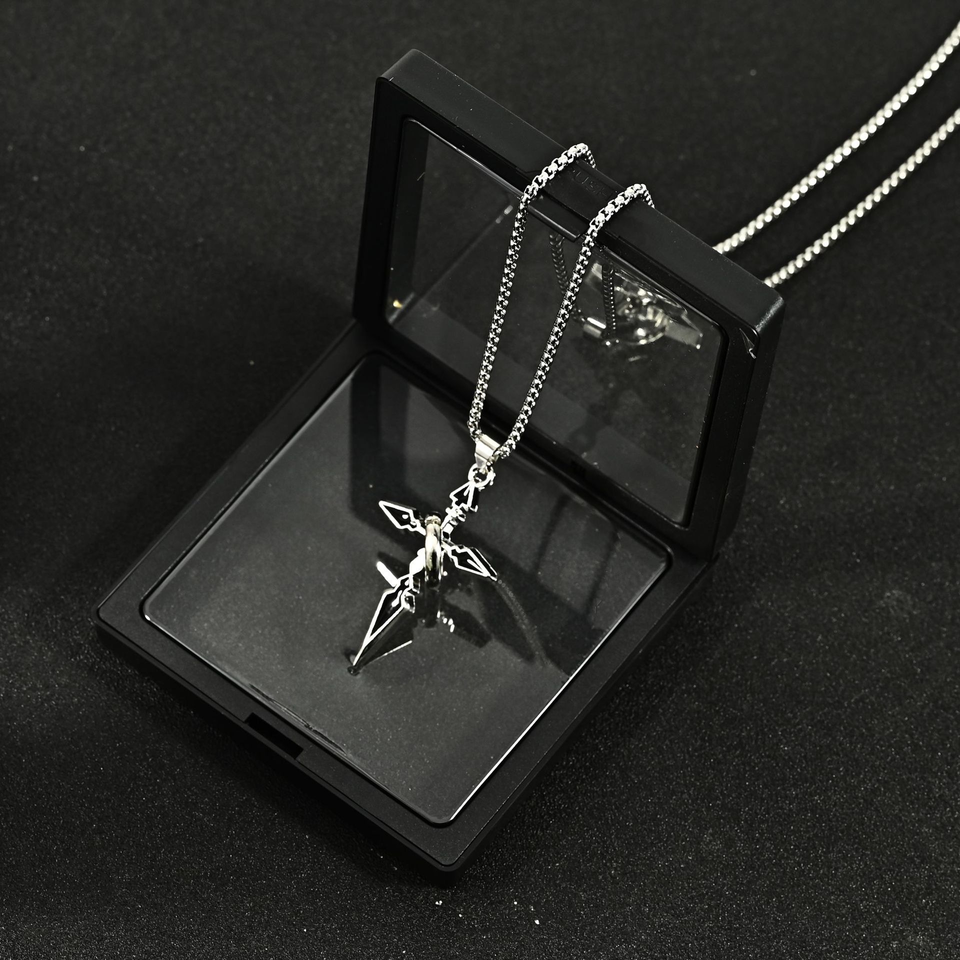Cross pendant men's necklace, men's trendy brand versatile chain accessory, men's trendy sweatshirt pendant titanium steel chain Specification image