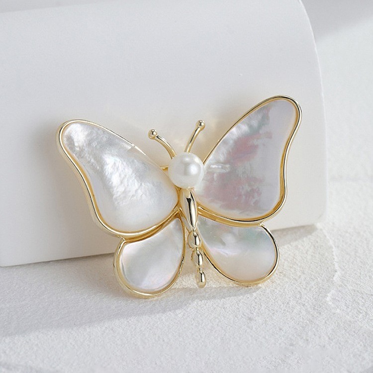 This Pearl Butterfly Brooch, The Same Style As Meng Wanzhou's, Is A Fashionable And High-End Accessory For Women's Suits Application Scenario
