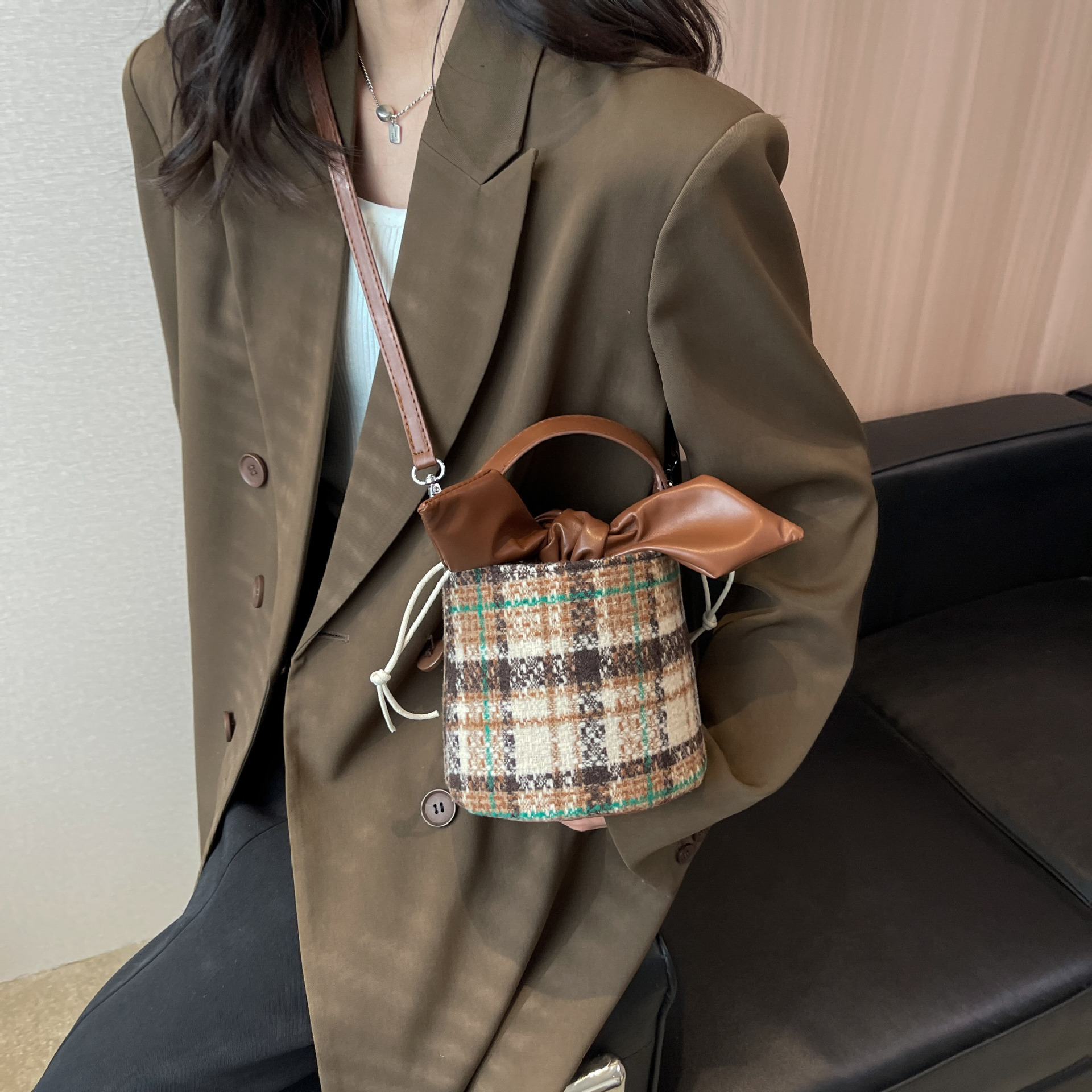 韩版ins呢子水桶包百搭质感复古时尚单肩包简约斜挎包都市女包