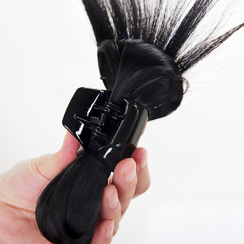 A sweet and cool girl with a false braid, a bow, chicken feathers, a grab, a shuttlecock head, a boxing braid, a double ponytail, and a false braid, Kanika Lun Application Scenario