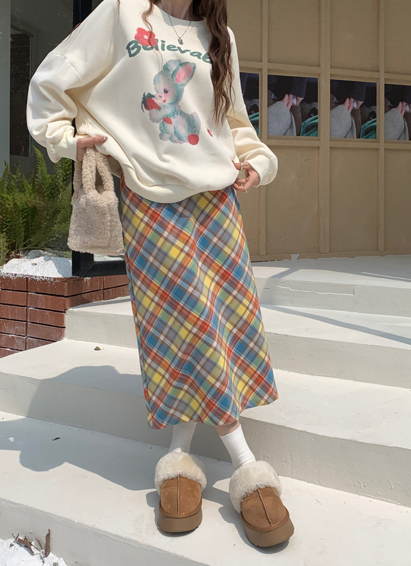 Candy-colored women's half skirt for autumn/Winter 2023, A fashionable high-waisted, backslit, hip-hugging, checked mid-length A-line skirt