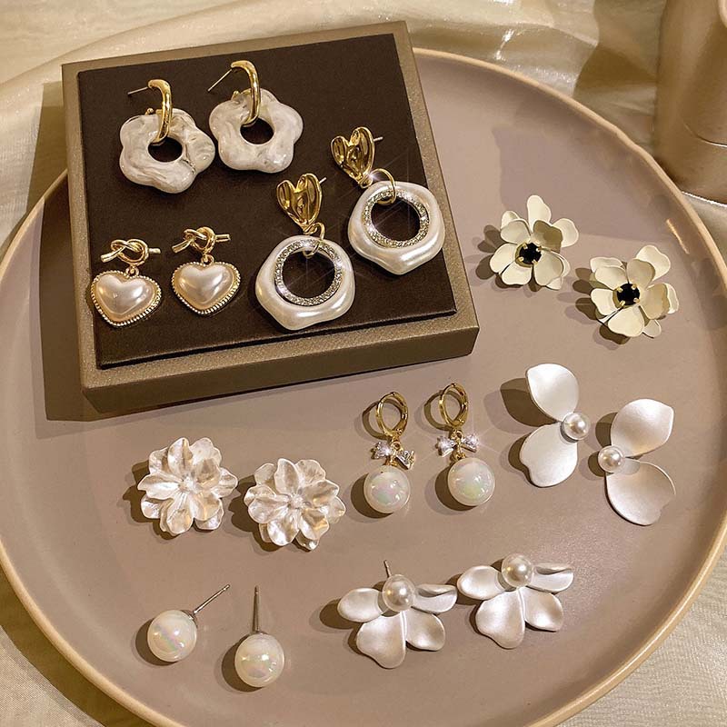 Silver needle milk white heart-shaped flower pearl earrings, retro style and simple design sense, small and niche ear accessories wholesale