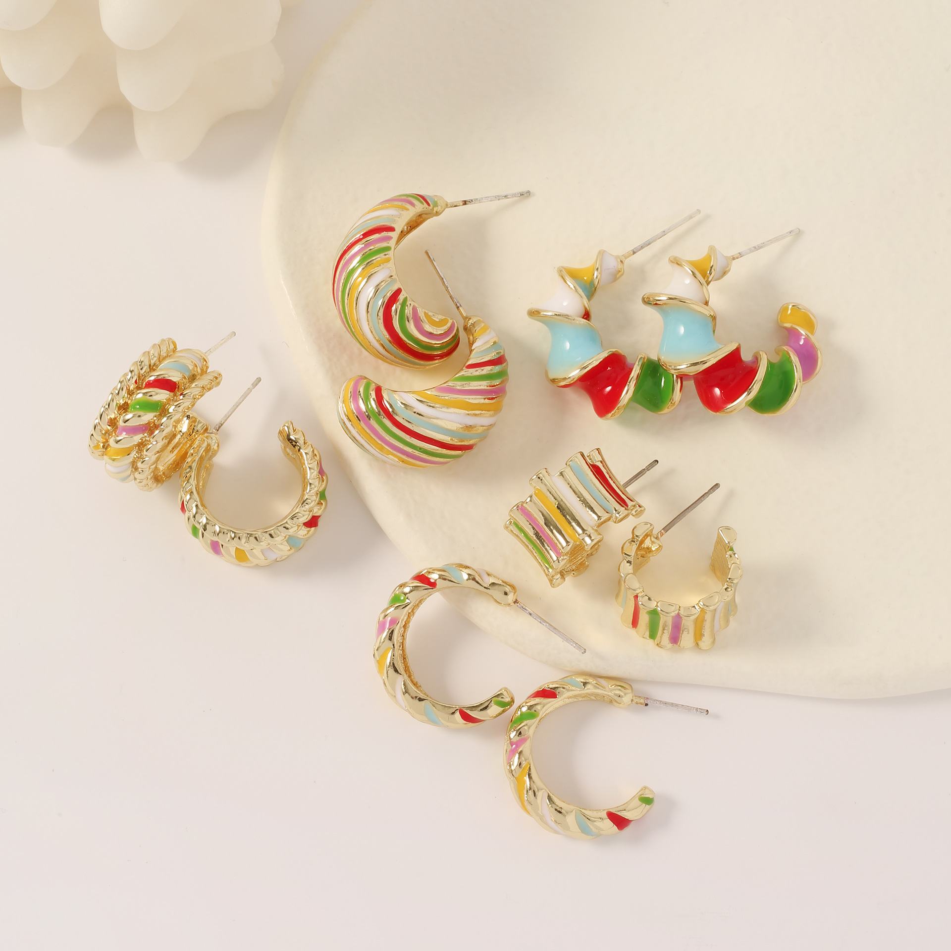 The new retro oil-dripping colored spiral earrings are fashionable, simple, individual, unique, niche and high-end design for women details Picture