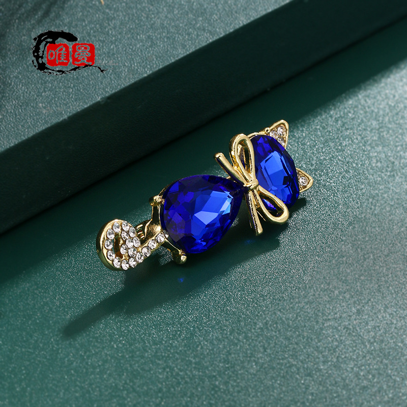 Cute blue crystal brooches with trendy cat designs from Japan and South Korea, diamond-encrusted, and unique designs. Sweet and elegant, popular online accessories details Picture