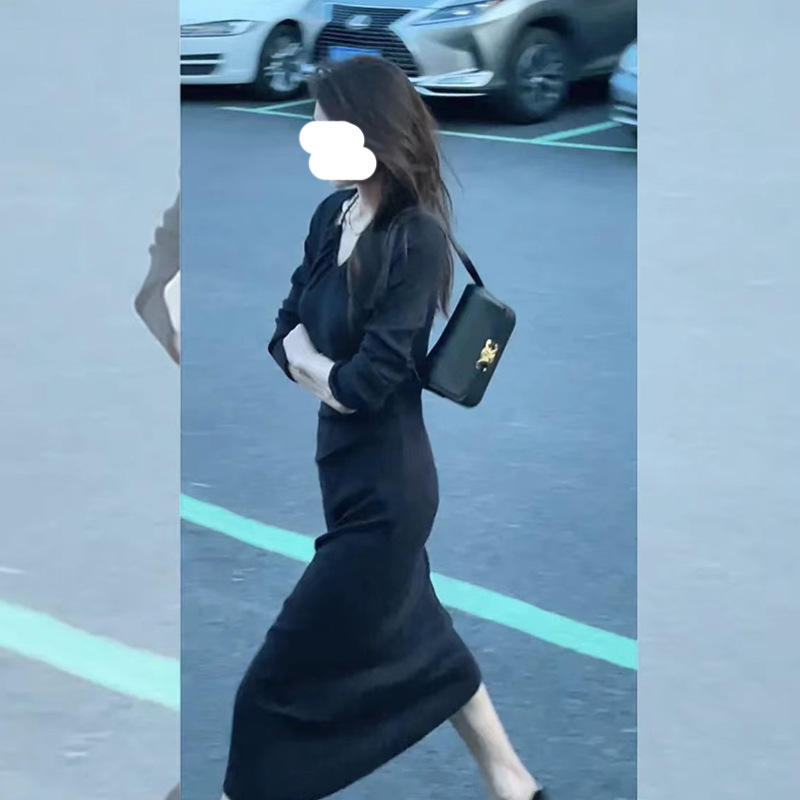 The 2022 autumn new Korean-style, stylish and stylish, cut-out diamond-encrusted, slimming and versatile knitted dress is a bestseller on Douyin Specification image