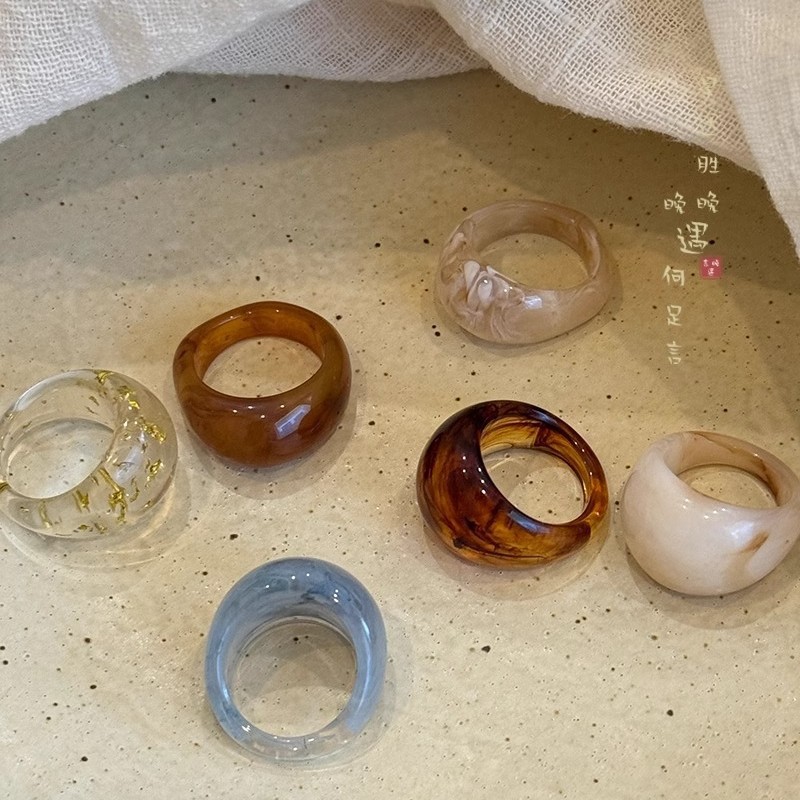 A unique and stylish resin acrylic ring with a unique design sense from Dongdaemun, South Korea, is a versatile and stylish ring for women