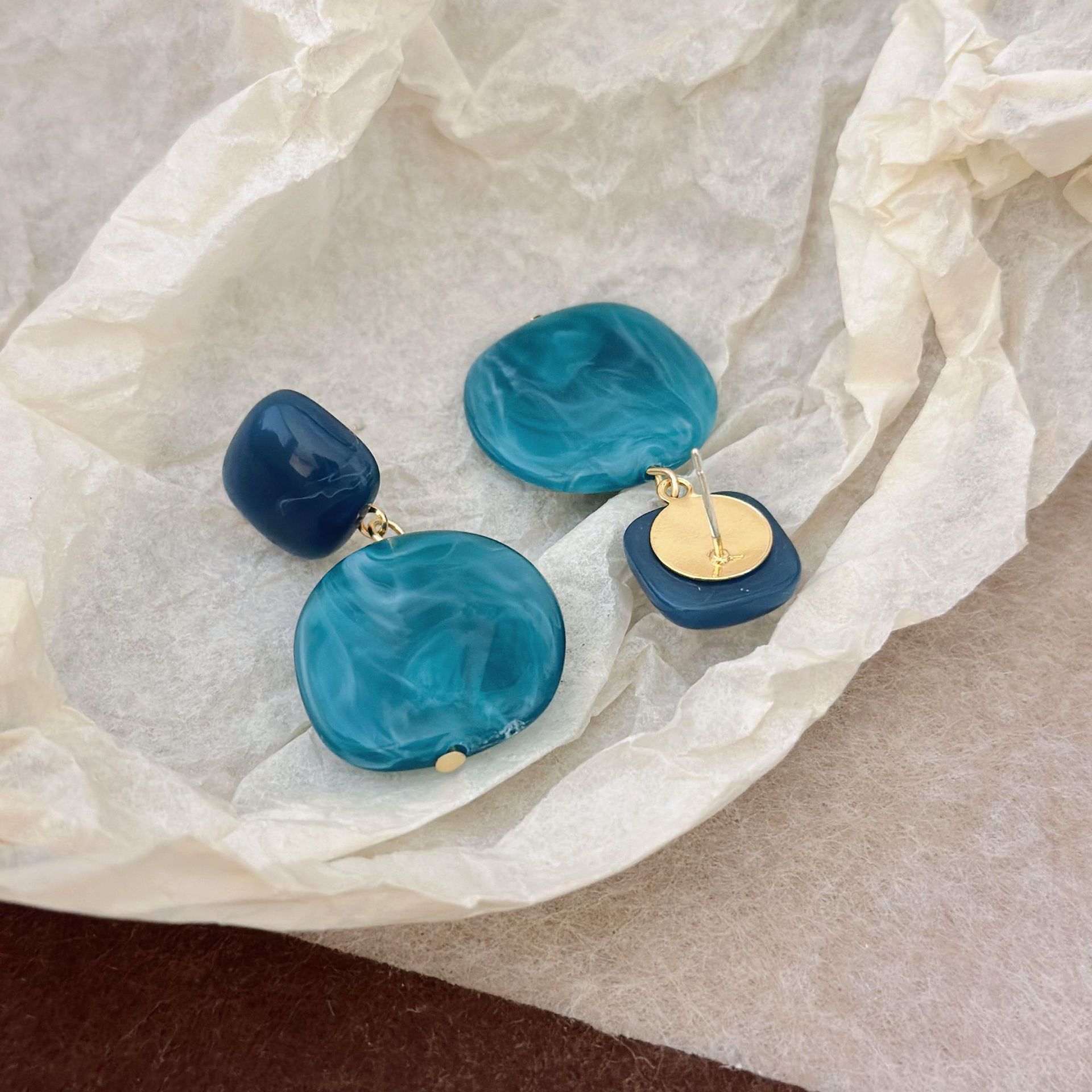 The gentle and fair design of the crystal mist blue, fashionable and simple, with contrasting color textures, square geometric lake blue earrings and ear clips Application Scenario